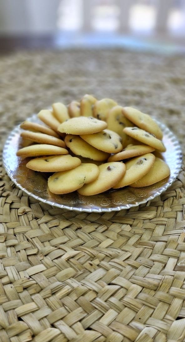 Homemade Shirini Keshmeshi ready to serve